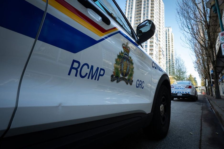 2023年9月22日，加拿大卑诗省科奎特朗，皇家骑警在路障处巡逻。THE CANADIAN PRESS/Ethan Cairns