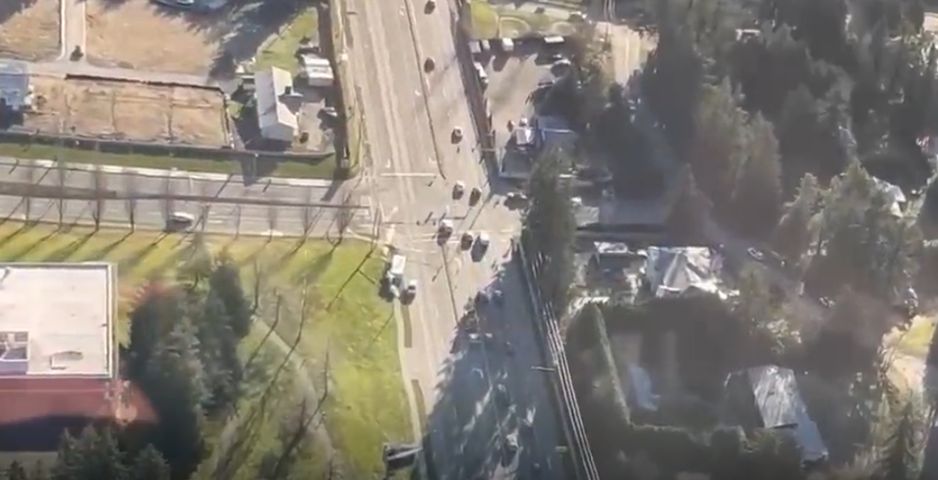 周四早晨，素里市的10号公路发生严重交通事故，导致西行车道关闭。(CityNews 图片 / Darren Grieve)