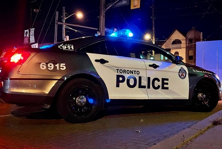 图中是一辆多伦多警察局的警车，拍摄于夜间，照片未注明日期。CITYNEWS