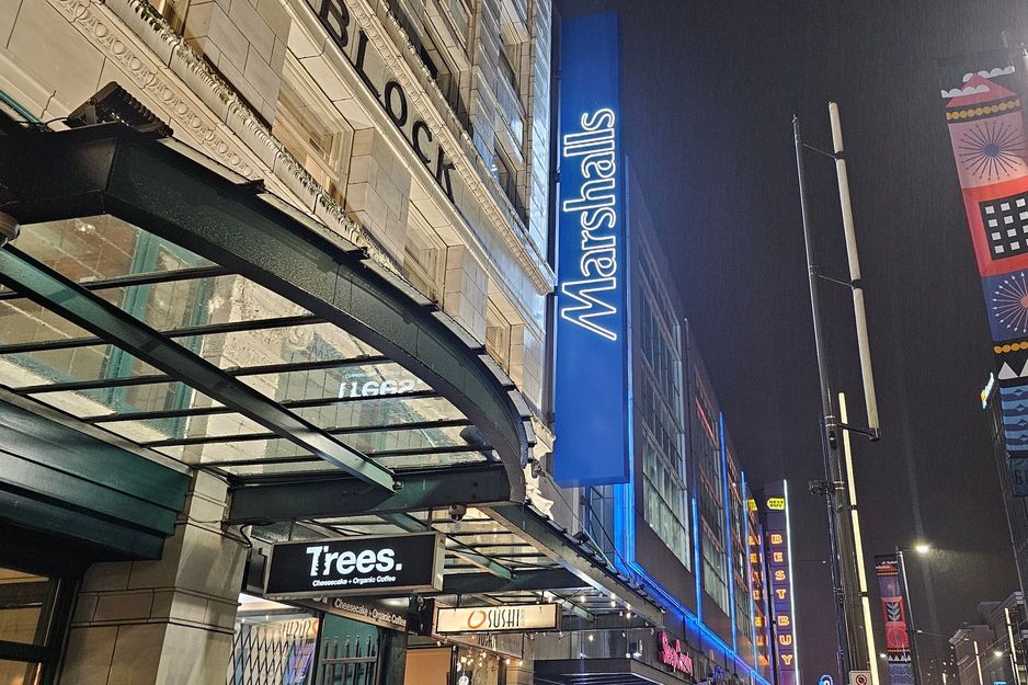 温哥华市中心Robson和Granville交角的Marshalls新店开业