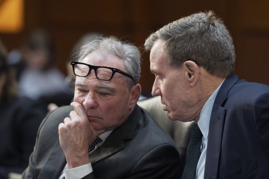 美国参议员Tim Kaine（左）与Mark R. Warner在2025年2月12日华盛顿的国会大厦进行会谈。 加拿大新闻社/AP, J. Scott Applewhite