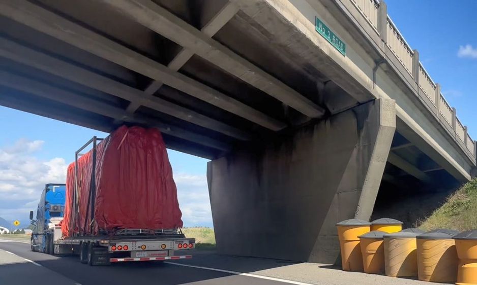 一辆卡车卡在切利瓦克附近的1号公路3号立交桥下。(由1130 NewsRadio提供)