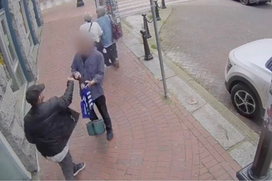 温哥华警方分享令人震惊的加斯镇持刀事件视频