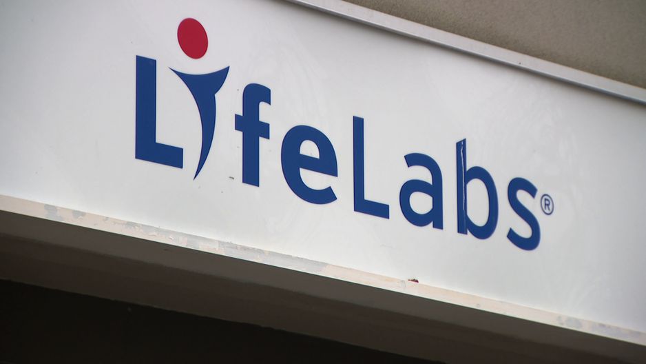 —档案：LifeLabs中心标志。（CityNews图片）