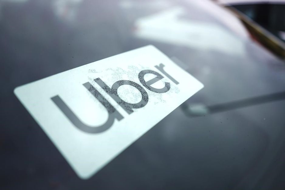 Uber标志展示在一辆车内。 (美联社照片/Nam Y. Huh, 文件)