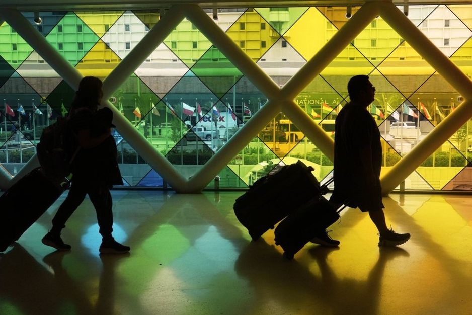 2025年6月5日，旅客抵达美国佛罗里达州迈阿密国际机场。加拿大通讯社/AP，马尔塔·拉万迪尔