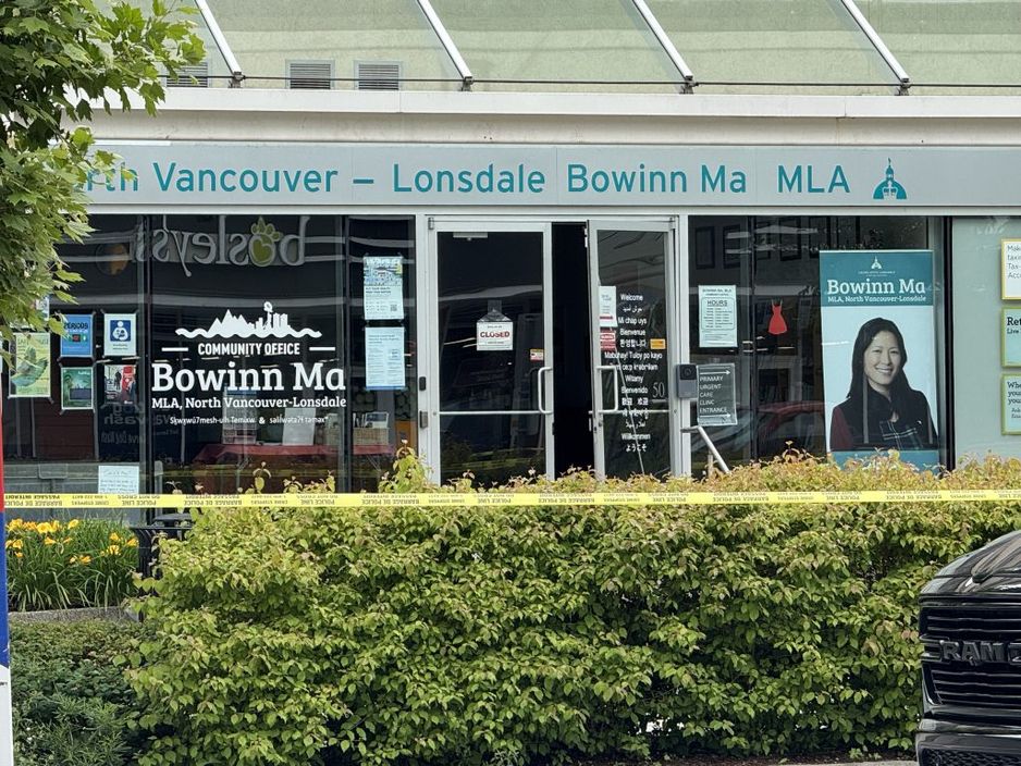 北温哥华RCMP警察在NDP成员Bowinn Ma办公室外，位于埃斯普拉纳德大街和切斯特菲尔德大街附近。(John Ackermann / CityNews 图片)