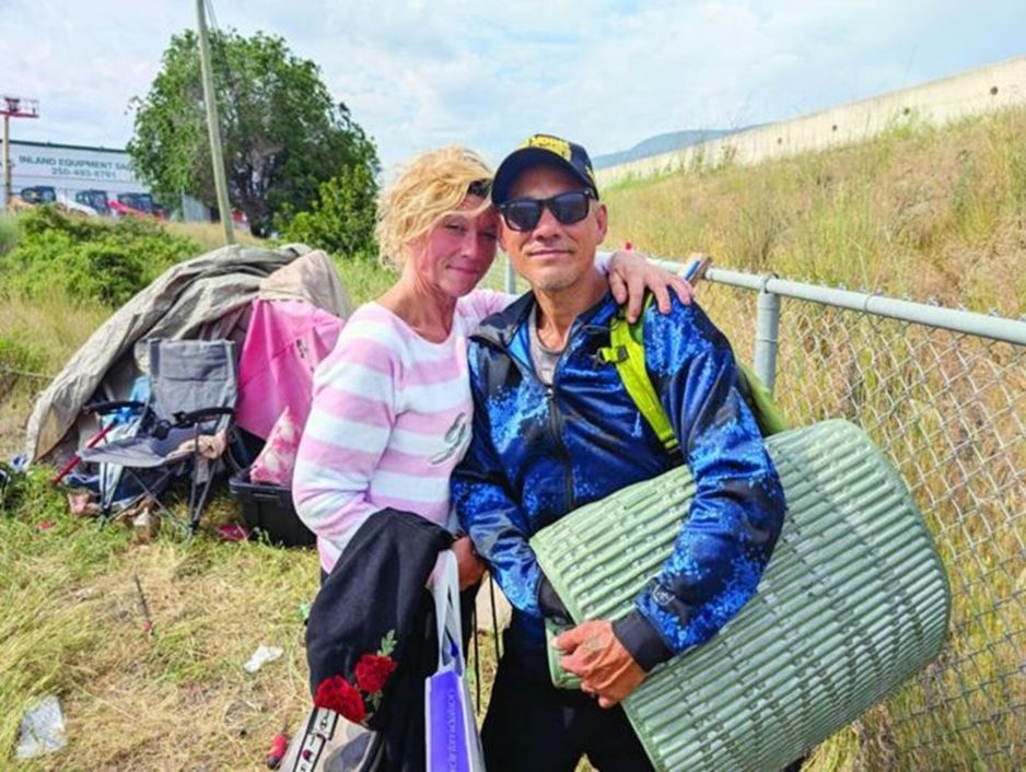 在温哥华的Fairview Road流浪者营地生活了一年的Willow Wood和Mathias Korkowski，周三是他们的最后一天。Keith Lacey/地方新闻倡议