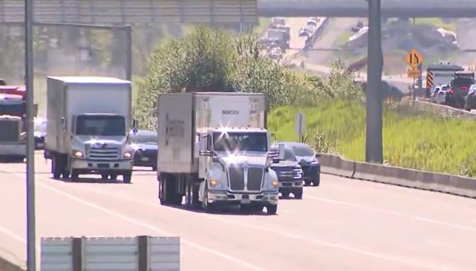 在大温哥华的一条高速公路上看到的货车。 (CityNews Image)