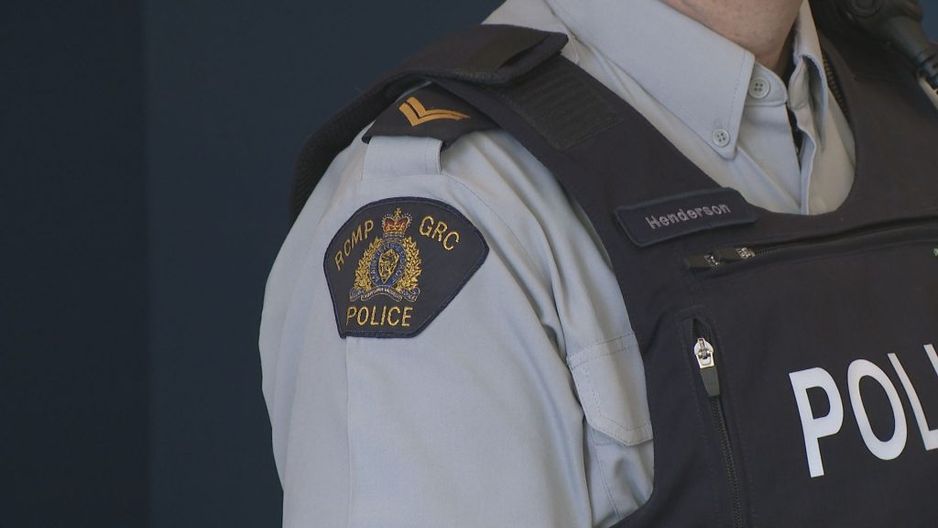 一名穿着制服的警员袖子上可见皇家骑警的标志。(CityNews 图片)