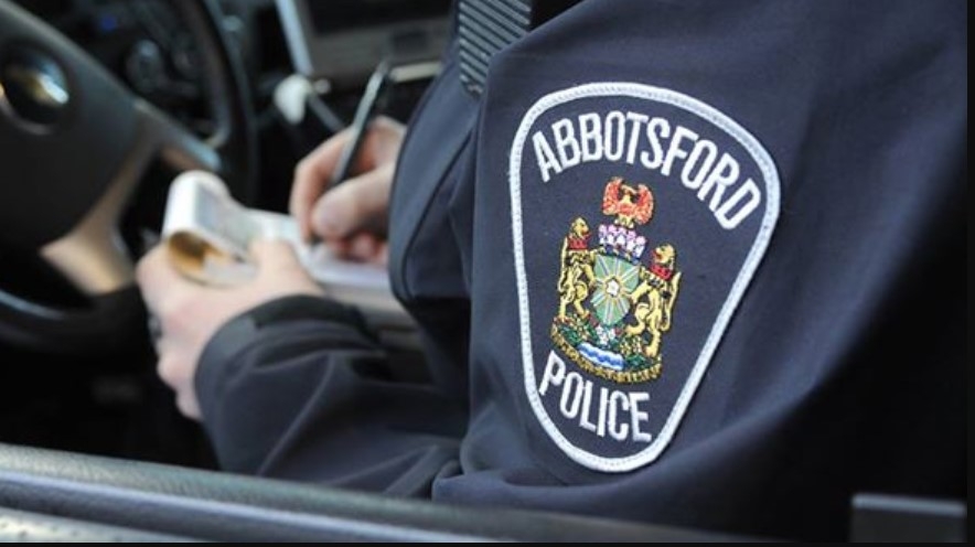 档案 - Abbotsford 警察局徽标在一名警官的制服上。 (来源：阿博茨福德警察局)