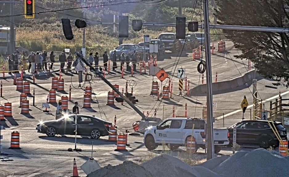 施工人员正在处理99号公路北向Steveston Highway出口附近的损坏电线杆。(来源：DriveBC)