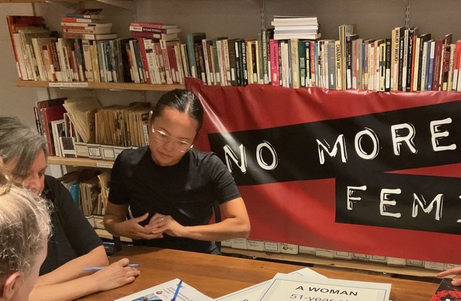 2025年7月31日举行的悼念活动，旨在提高人们对女性杀害和伴侣暴力的关注。图片来源于温哥华强奸救助和妇女避难所