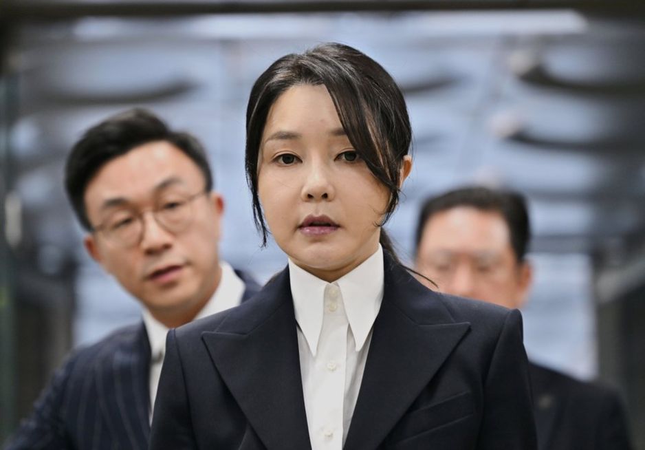 韩国前第一夫人金建熙，遭到弹劾的前总统尹锡悦的妻子，2025年8月12日抵达首尔法院，参加特别检察官申请的逮捕令审查听证会。 (Jung Yeon-je/Pool Photo via AP)