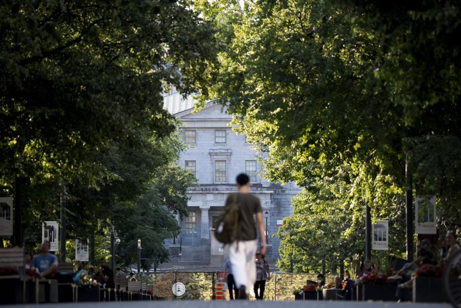 2025年8月6日，几位行人在蒙特利尔麦吉尔大学的校园内走动。加拿大新闻社/克里斯托弗·卡察罗夫