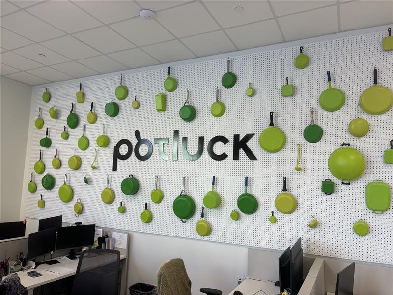 Potluck Cafe Society Catering logo at Hastings and Gore（1130 NewsRadio图片）