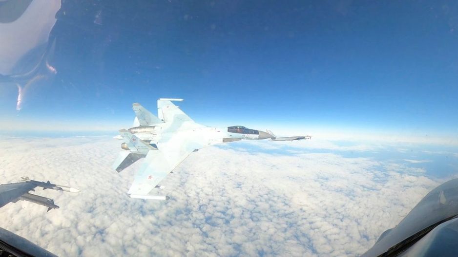 文件 - 2024年9月23日的图像，由视频截取，美国空军F-16在北美航空防务指挥部的指挥下，例行拦截一架俄罗斯的图-95飞行器，地点位于阿拉斯加的航空防御识别区（ADIZ）。北美航空防务司令部表示，一架俄罗斯苏-35飞行器针对F-16进行了危险机动。(美国国防部通过美联社)