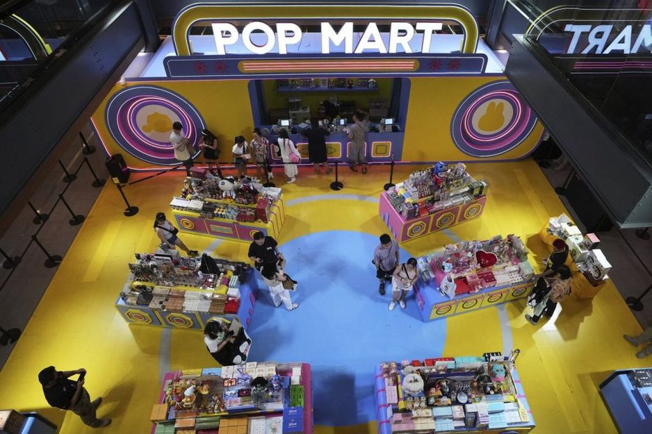 客户在泰国曼谷的中国玩具制造商Pop Mart购物，2025年5月8日，星期四。 (美联社照片/Sakchai Lalit)
