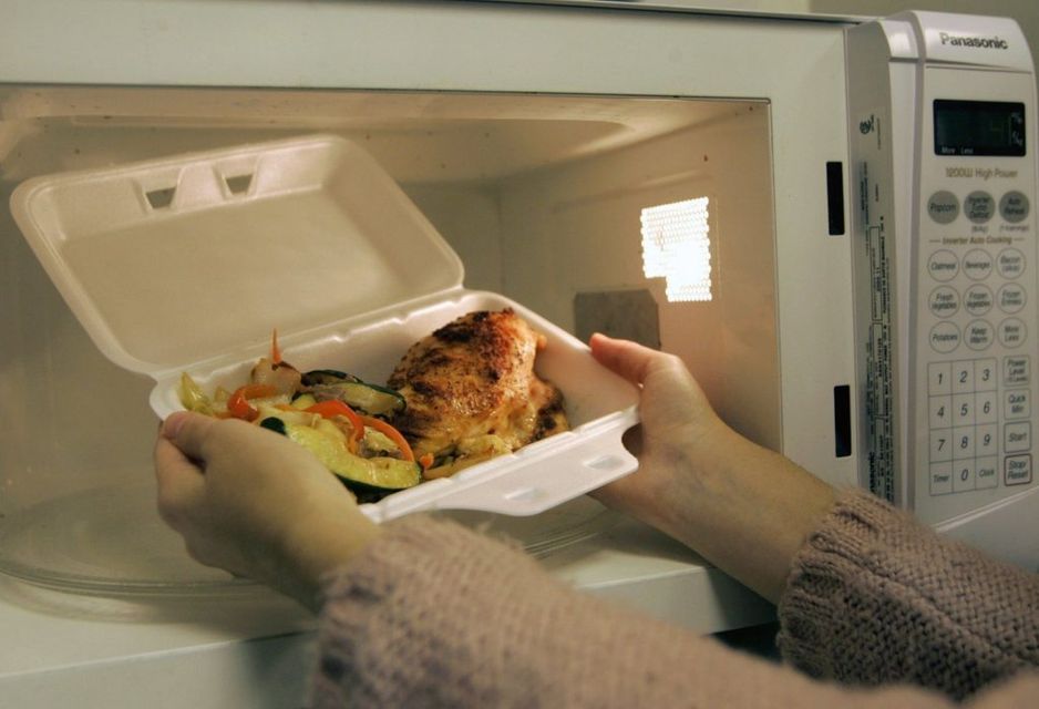 外卖容器中的食物被放入微波炉中（未注明日期的照片）。 加拿大新闻社/Nathan Denette